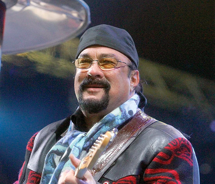 
    Steven Seagal a susţinut un  concert de Anul Nou în Belgrad  în faţa a 15.000 de oameni  