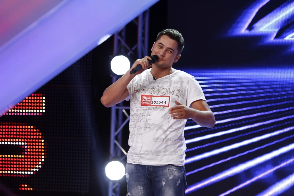 Raul Jipa (27 de ani), un tânăr din brigada de
mascaţi a Capitalei, a produs surpriza ediţiei, cu o melodie de dragoste: „Zece“, a lui Florin Chilian Foto Antena 1