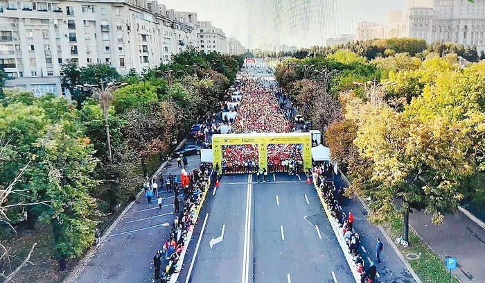 Mii de oameni  s-au adunat la startul  Maratonului Bucureşti. FOTO: Facebook
