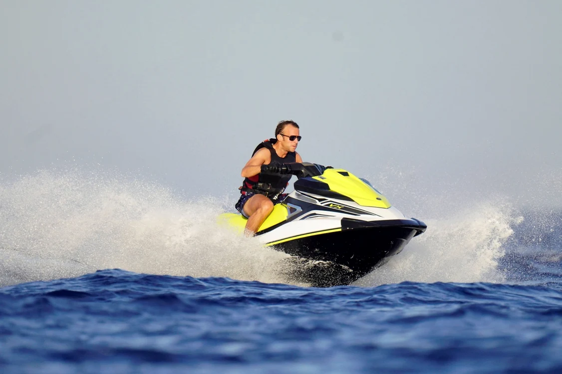 Emmanuel Macron a gonit cu un jet sky