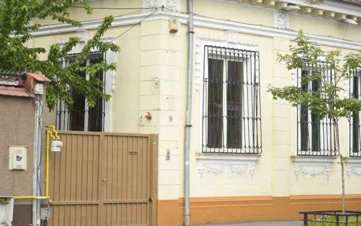 Imobilul dat spre închiriere de Viorel Lis, ţinta unei investigaţii ce vizează membrii unei reţele suspectate de proxenetism şi prostituţie FOTO Mediafax
