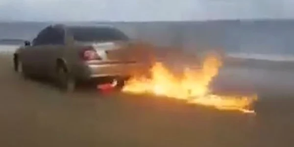 Un roman isi incendiaza masina Mercedes pe o plaja FOTO Daily Mail via @Facebook/ Lingurar Strugurel
