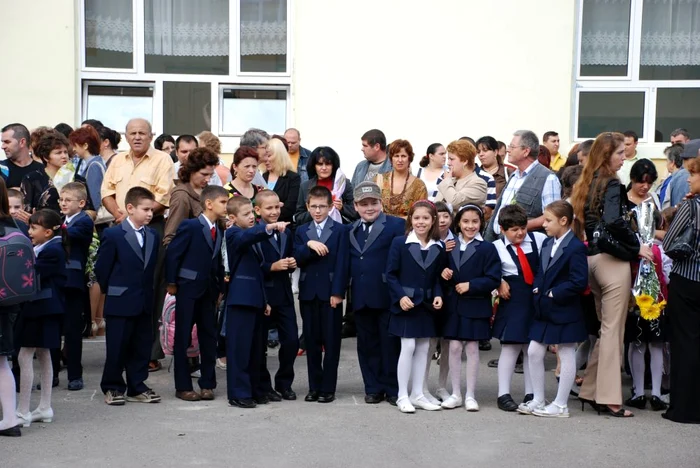 Părinţii aleargă să prindă cele mai bune învăţătoare pentru boboci