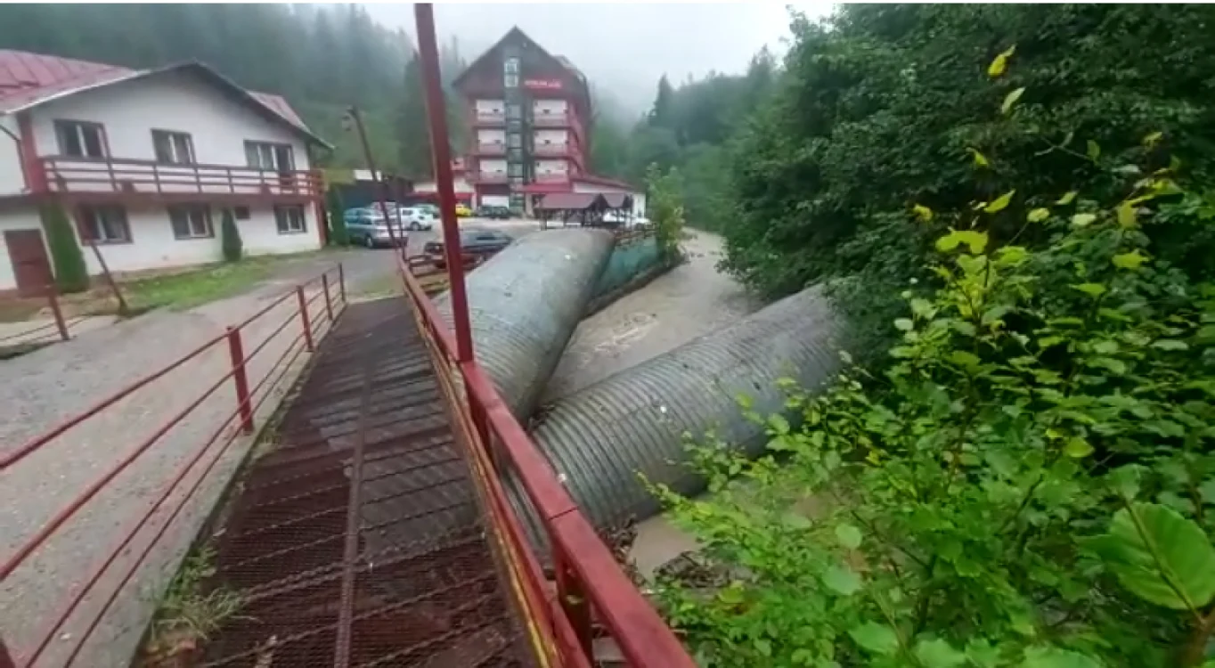 Un pod a fost luat de viitură la Azuga FOTO captură video/Andrei Pintenaru