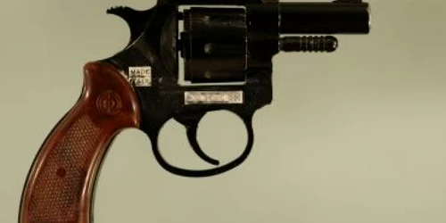 Satu Mare: Pistol militar şi cartuşe  descoperite în plafonul unei case