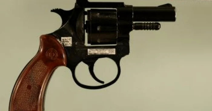 Satu Mare: Pistol militar şi cartuşe descoperite în plafonul unei case