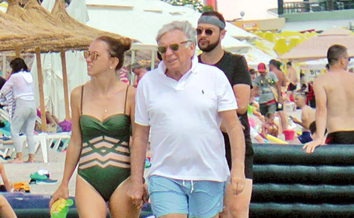 Vladimir Cohn, la plimbare pe plajă alături de Tatiana, iubita care l-a făcut tătic la 70 de aniFotografii: Mihai Ionescu/ Blitz