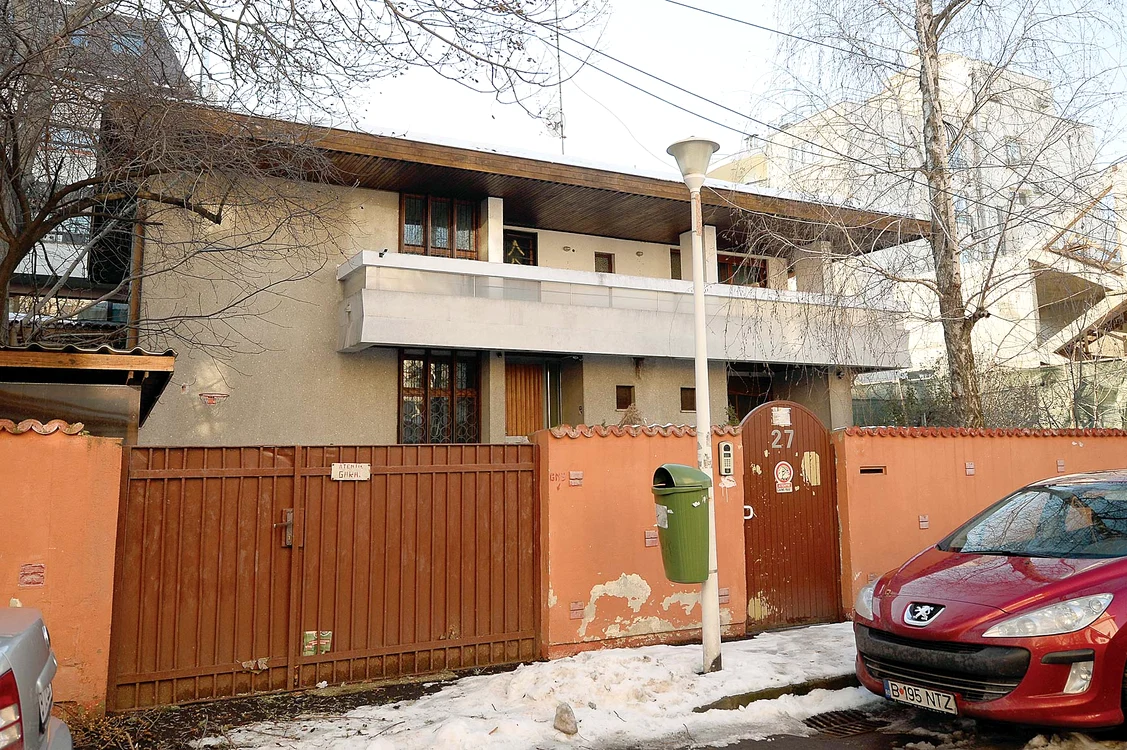 Strada Lev Tolstoi, nr. 27. În cartierul Primăverii din Capitală se află o  altă posibilă reşedinţă pentru Băsescu. E vorba de apartamentul de la etaj, care are opt camere (273 mp)