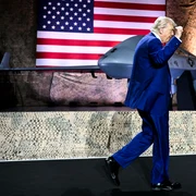 Donald Trump cu o dronă în spate FOTO AFP