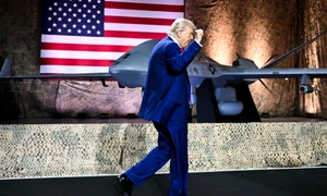 Donald Trump cu o dronă în spate FOTO AFP
