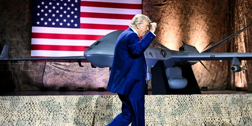 Donald Trump cu o dronă în spate FOTO AFP