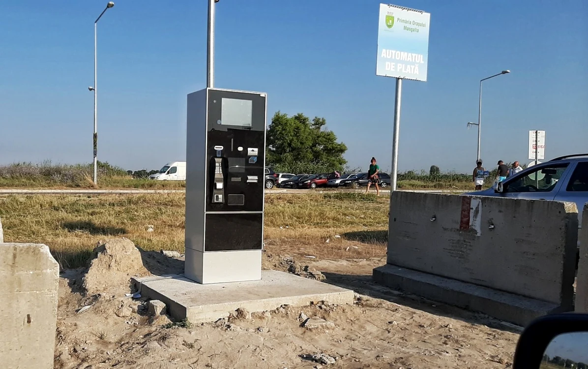 Primăria a instalat panouri şi un parcometru foto: Bogdan Turtoi