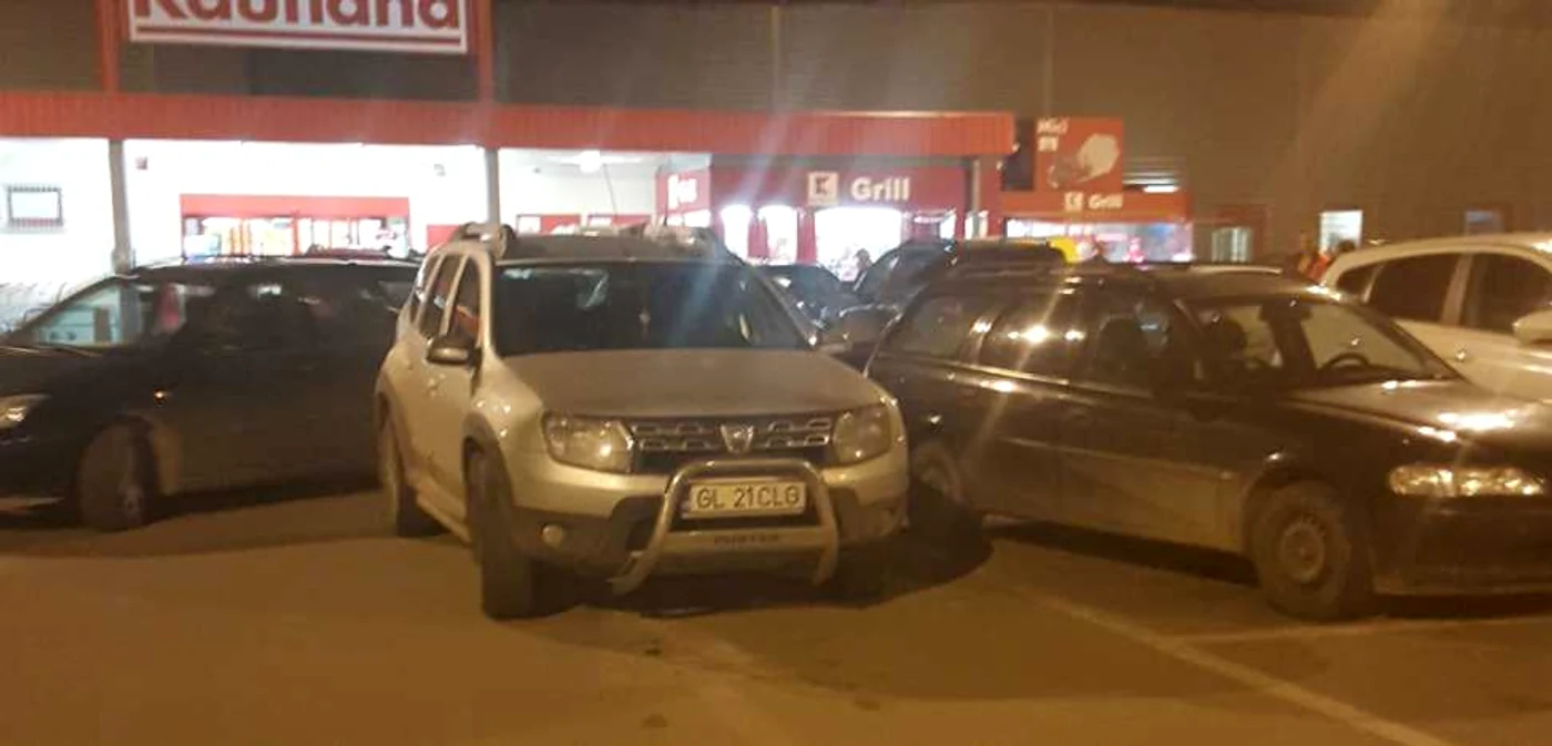 Maşina Primăriei Ghidigeni, la supermarket. FOTO Ion Banu