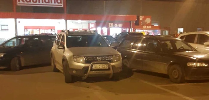 Maşina Primăriei Ghidigeni, la supermarket. FOTO Ion Banu