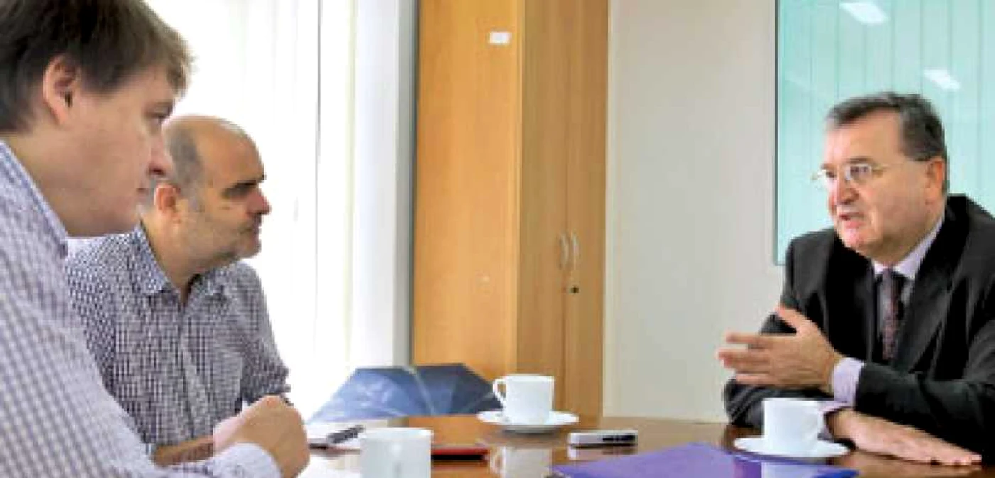 Politicienii îndreaptă ţara spre un semieşec, potrivit fostului negociator şef al României cu UE
