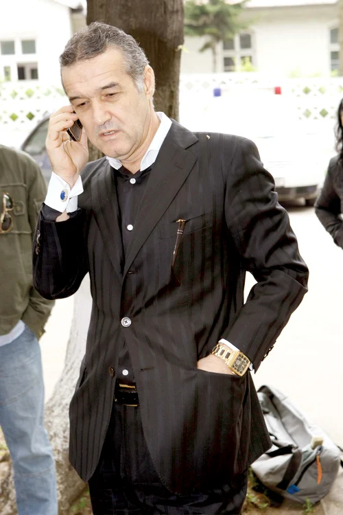 
    Gigi Becali a fost condamnat la trei ani şi jumătate de închisoare  
