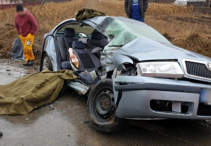 Maşina care a intrat în coliziune cu atotrenul. FOTO: ISU Suceava