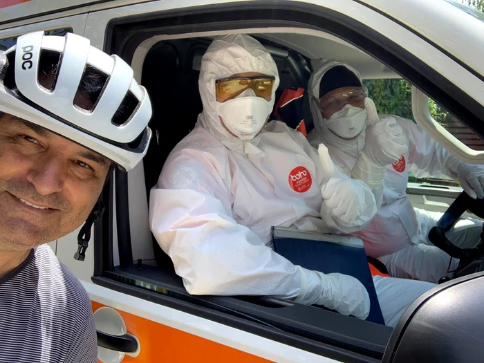 Caruselul emoțiilor s-a încheiat cu această poză, în care Lucian Mîndruță îi conduce spre ieșire pe medicii chemați în ajutor