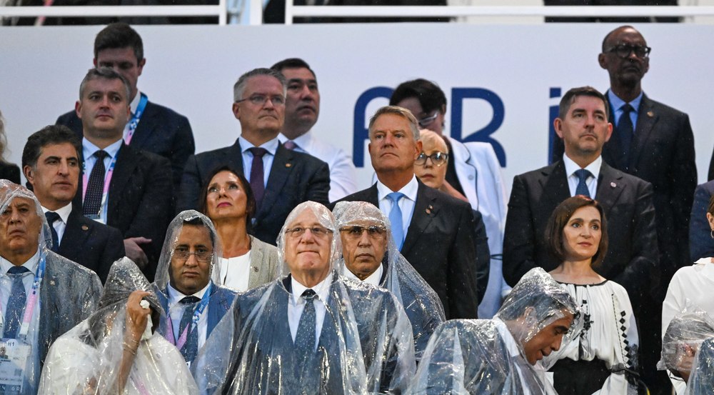 Iohannis, la „masa bogaților”. Președintele a prins loc sub copertină, în timp ce alți șefi de stat au fost puși să stea în ploaie