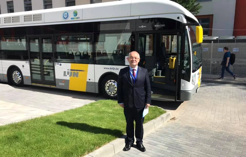 Emil Boc vrea autobuze cu hidrogen la Cluj. FOTO Facebook / Emil Boc