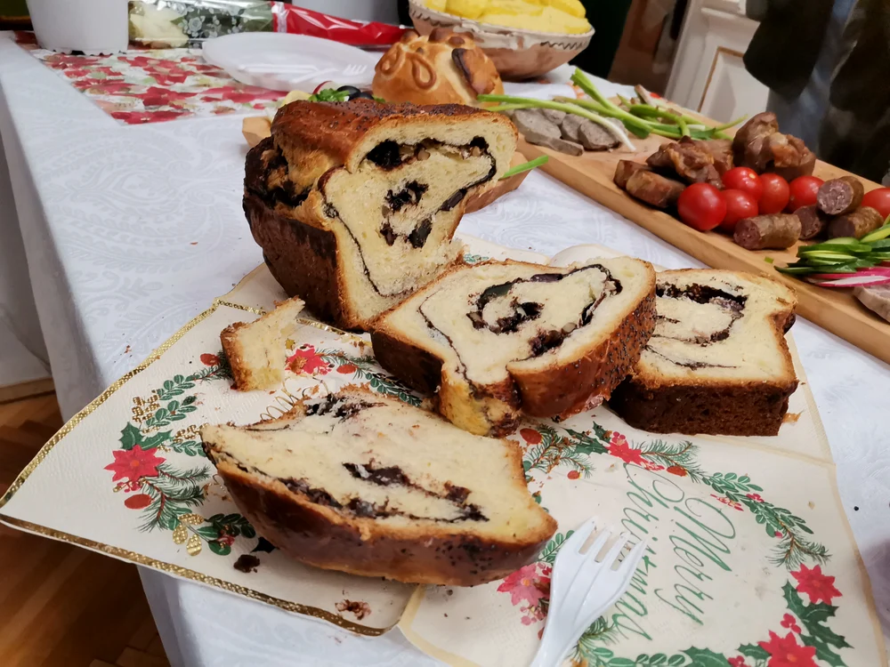 Cozonac tăiat felii pe o masă tradițională de sărbători