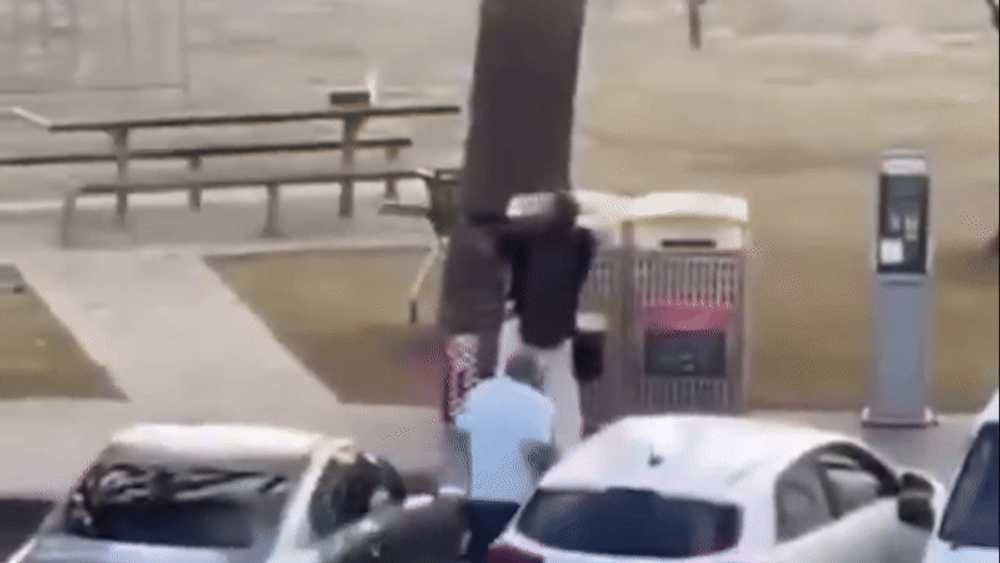 Teroare pe o plajă din Sydney, la un eveniment de Hanuka: 12 oameni uciși într-un atac armat. Eroul care l-a dezarmat pe atacator 