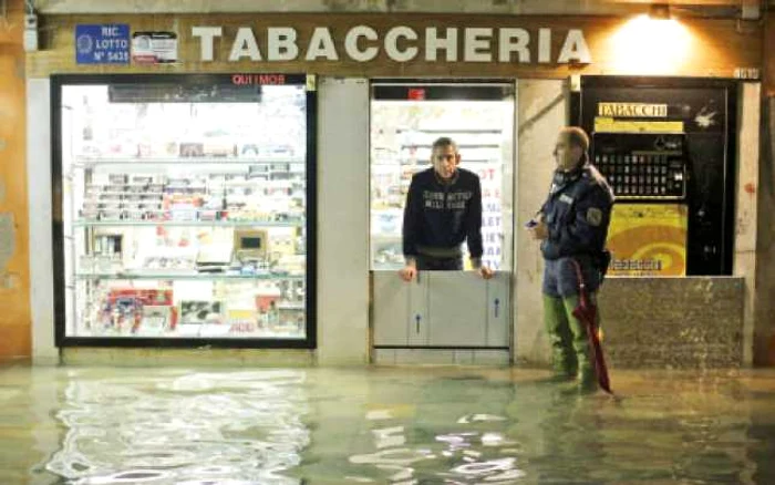 Veneţia, inundată de ploile torenţiale care au lovit nordul Italiei Fotografii: Reuters