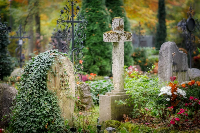 Poetul Cezar Ivănescu riscă să fie dezgropat din cauza taxelor neplătite la cimitir / FOTO: Pixabay