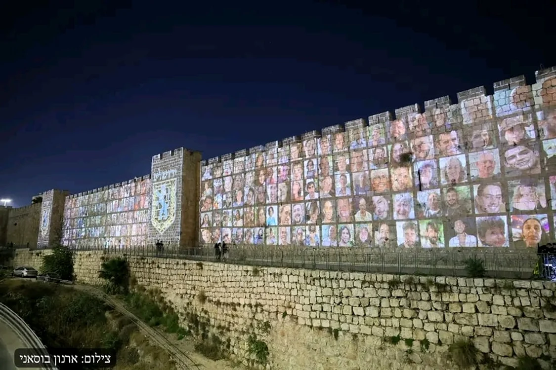 Fotografii ale persoanelor răpite, pe zidurile Orașului Vechi Ierusalim. FOTO Ambasada Israelului
