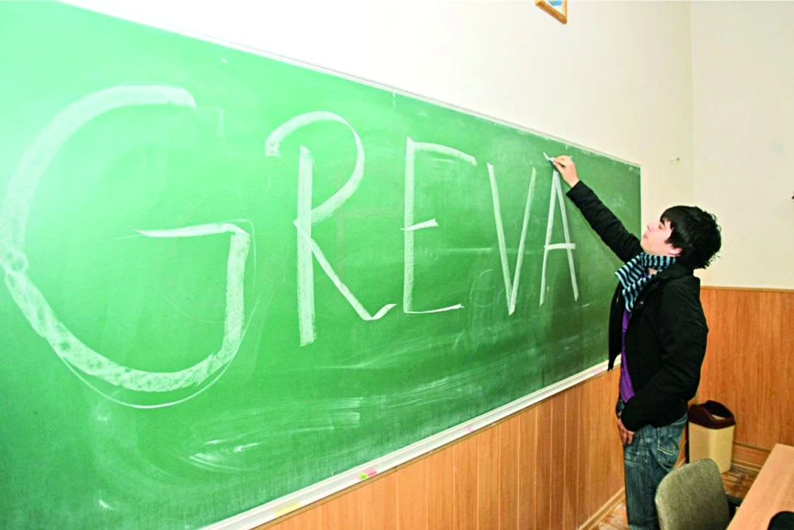 Aproximativ 360.000 de cadre didactice nu vor preda luni în şcoli, licee şi grădiniţe