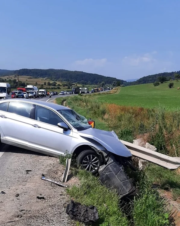 Trafic blocat total o oră pe DN 1 - Sibiu în urma unei coliziuni în zona Bradu între un autoturism şi un TIR - unul dintre şoferi inconştient Foto DRDP Braşov