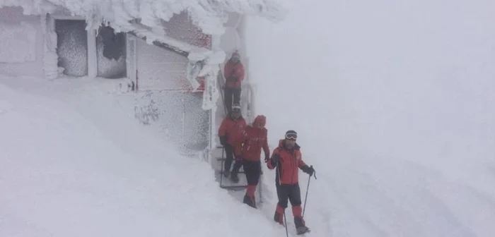 Sportivii nu pot coborî la baza muntelui din cauza ceţii FOTO Salvamont Sinaia