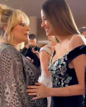 Andreea Raicu a pipăit-o pe burtică pe Laura Cosoi la gala Gopo foto Instagram 