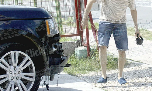 Iubitul Corinei, Nelu Bud,  se uită atent la maşină  ca să estimeze daunele jpeg