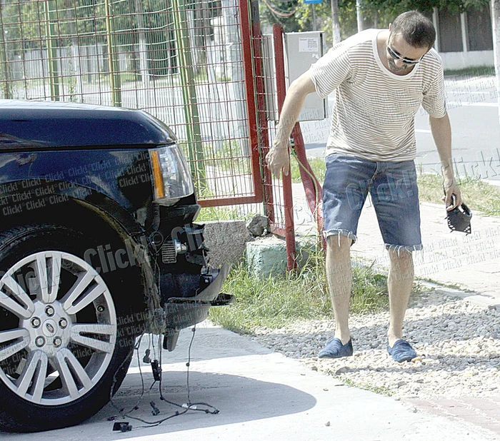 Iubitul Corinei, Nelu Bud, se uită atent la maşină ca să estimeze daunele