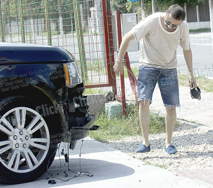 Iubitul Corinei, Nelu Bud,  se uită atent la maşină  ca să estimeze daunele