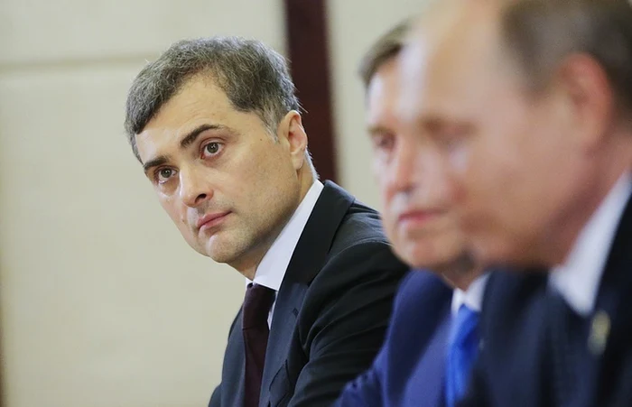 Vladislav Surkov, în plan îndepărtat, la o conferinţă de presă alătui de Vladimir Putin, primul din imagine FOTO TASS