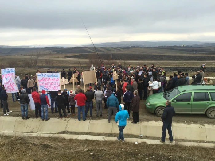 Autorităţle au turnat un strat de nisip pe DJ 107 L, chiar înaintea protestului. FOTO: Ciprian Puşcaş
