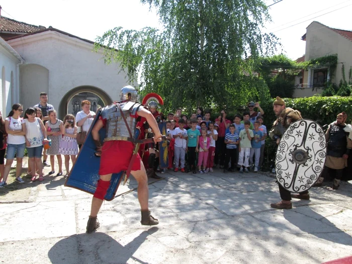 Zeci de copii au fost martori ai scenei. Foto Adevarul