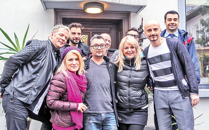 
    O adevărată echipă s-a strâns în curtea casei lui Călin, pentru realizarea filmului de prezentare a trupei  