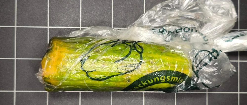 A plătit 3.300 de euro pentru o monedă de aur, dar a primit un castravete stricat. Cum a fost păcălită o femeie din Germania