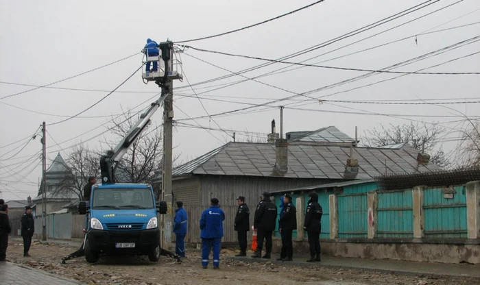 Persoanele dibuite de jandarmi că furau energie electrică foloseau improvizaţii... (Foto: Arhivă)