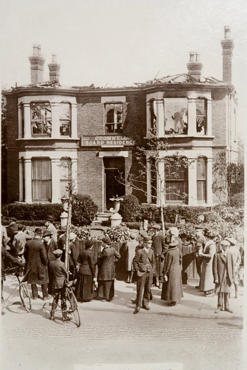 Localnicii se adună în fața unei case din Southend-on-Sea, Essex, avariată de bombele lansate de un zeppelin în noaptea de 9/10 mai 1915