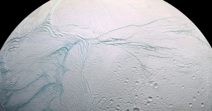 Enceladus, unul dintre sateliţii planetei Saturn.