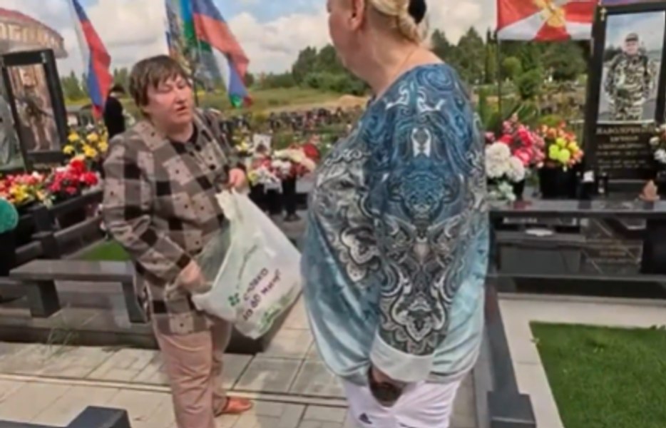 O rusoaică a întrerupt un videoclip de propagandă într-un cimitir. Ce acuzații i-a adus lui Putin 