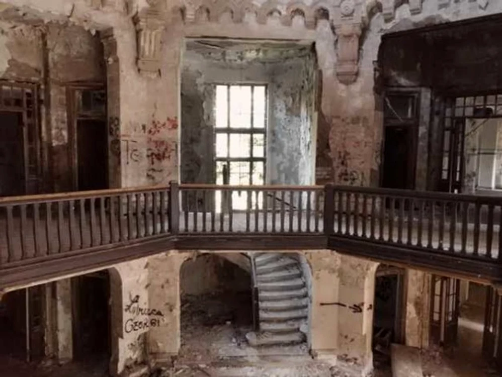 „Bijuteria băilor coroanei” este numită acum de localnici „Castelul groazei” sau „Sanatoriul părăsit”