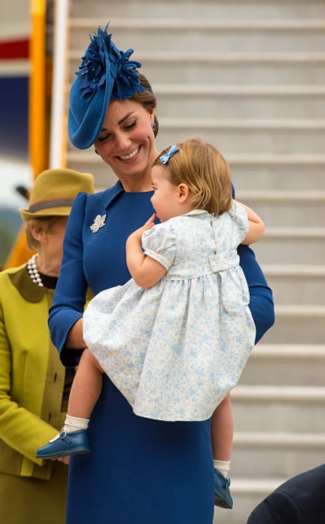 Micuța Charlotte a preferat să se ghemuiască la pieptul mamei