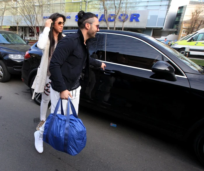 
    Pepe avea în mână o geantă care conţinea, probabil, lucrurile Ralucăi, necesare după naştereFoto: Roberto Sălceanu  