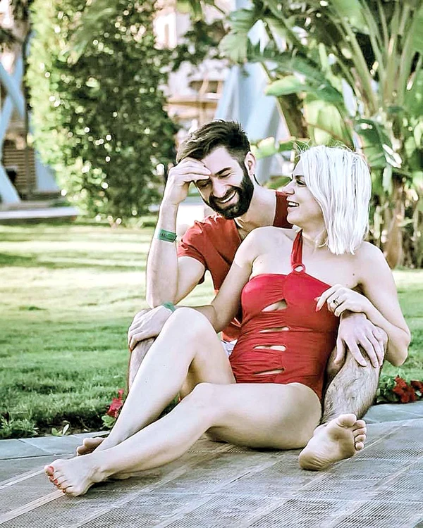 Îndrăgostiții Jojo și Paul Ipate trebuie să își lase fetița cu bona sau cu bunicii