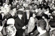 Nicolae Ceaușescu, în timpul unei vizite în piețele Capitalei (© „Fototeca online a comunismului românesc”, cota: 26/1970)